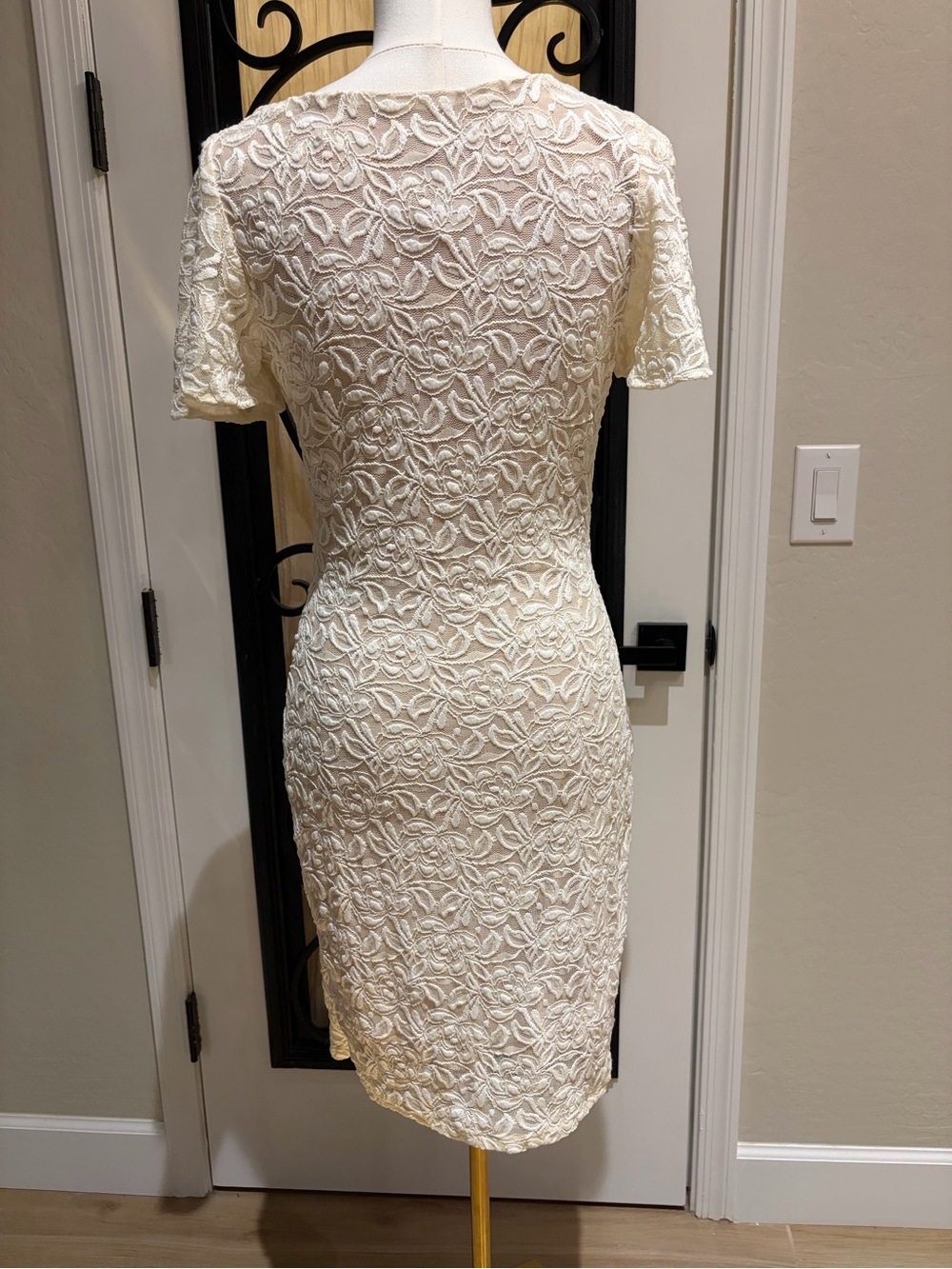 Belle Badgley Mischka Size 10 Ivory Floral Lace Sheath Dress NWT - Picture 3 of 6